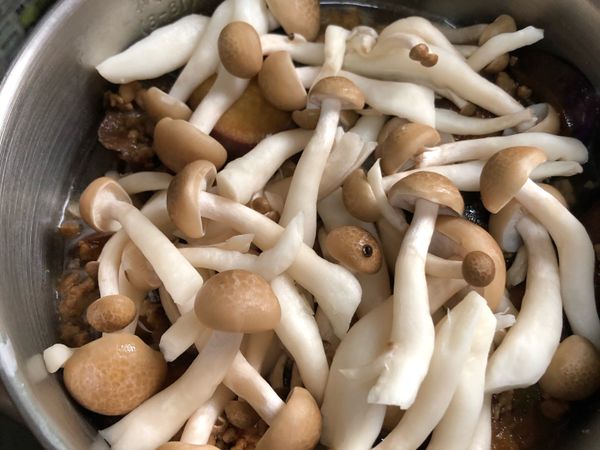 將炒好的料倒入內鍋，再鋪上鴻禧菇，外鍋加2杯水，蒸熟。