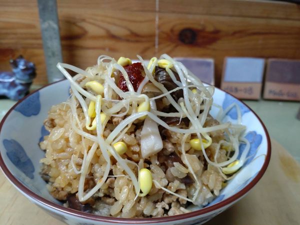 電鍋跳起來後，稍微悶一下再打開，將飯拌勻，最後可以加入適量韓式辣椒醬和涼拌小菜一起吃。