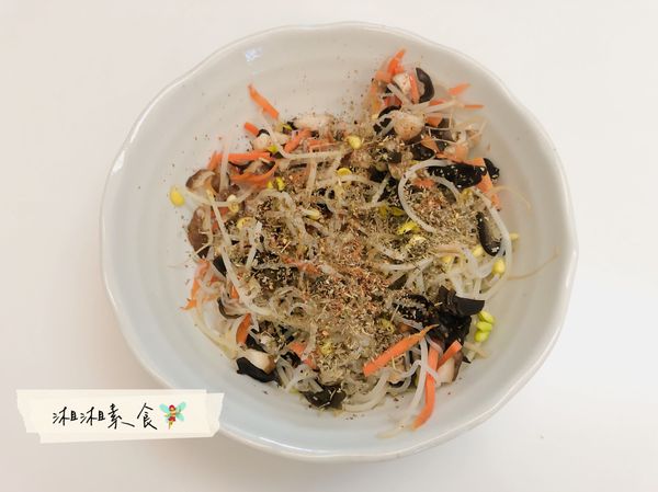 🥗食材：
1️⃣千張豆皮、蒟蒻、紅蘿蔔、香菇、豆芽菜、豆泥、川耳、岩鹽、義式香料、七味粉、紅椒粉
2️⃣紅棗乾當作餅乾、自製全素無糖豆漿優格、赤藻糖醇
3️⃣乾煎板豆腐、黑鹽