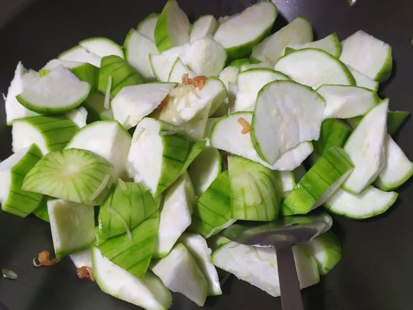 加入絲瓜拌炒。