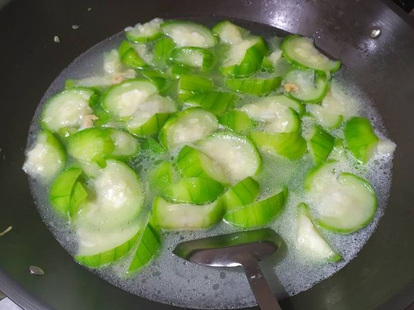 加入適量的水加蓋燜煮，最後加鹽調味。

✏️水量不用太多，絲瓜會再出水。