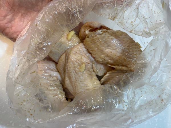 先將醬料跟雞翅拌勻，稍微按摩一下讓雞翅入味。醃製15-30分鐘左右