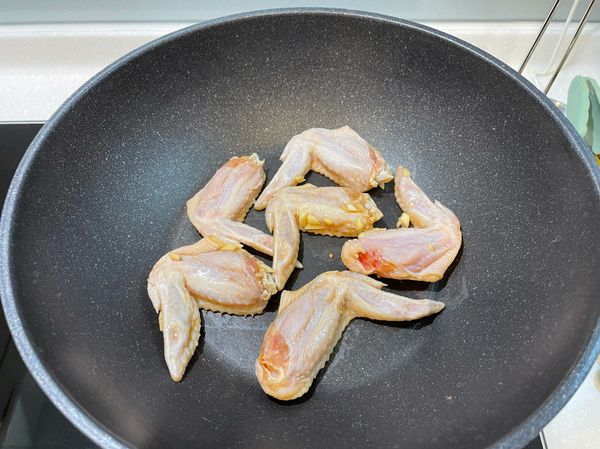 本身雞皮就有很多油脂，只需要加少許的油，然後中小火開始煎