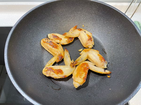 煎至雙面都有一點點金黃色的，確定內部有熟(筷子戳看看，可輕易穿過即可)