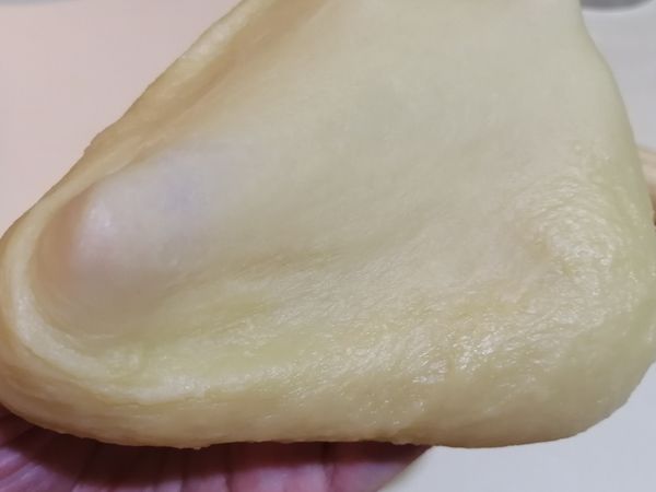 油皮醒好後拉開會有薄膜, 將油皮及油酥分成十等份