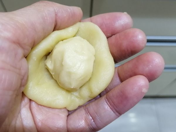 將油酥包入油皮內揉圓