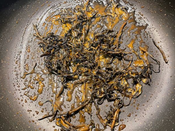 冷鍋下紅玉茶葉和糖，小火慢炒出茶香和糖溶；