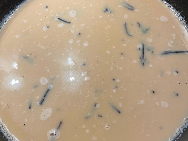 加入適量的鮮奶，並試甜度做微調；