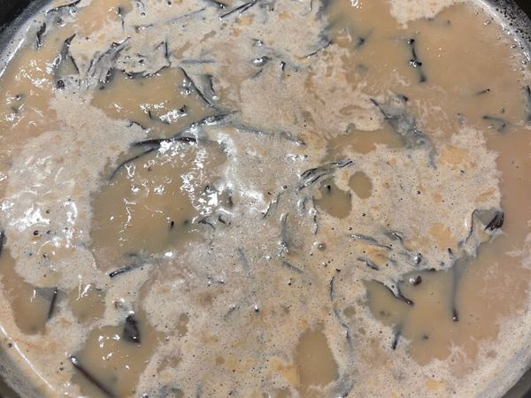 大火煮滾後，用濾網將奶茶濾到杯裡，喜歡的話還可以加些粉圓或布丁喔～