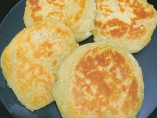 地瓜用電鍋蒸熟後壓成泥
再加入少許的木薯粉、地瓜粉
（加到不沾手程度即可）
捏成圓球壓扁拿去煎就完成了✅