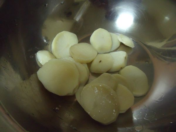 馬鈴薯削皮,切片,放入電鍋,外鍋一杯水,煮熟搗成泥狀。