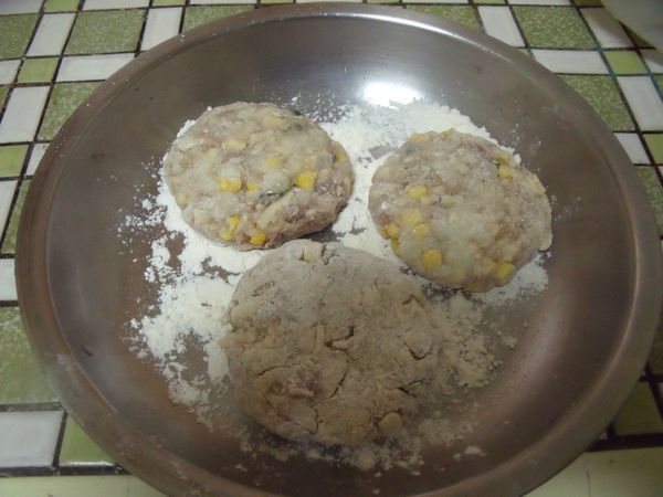 將馬鈴薯糰先整出型,放在底部鋪有麵粉的盤子上,在放入冰庫,冷凍約30分鐘定型。