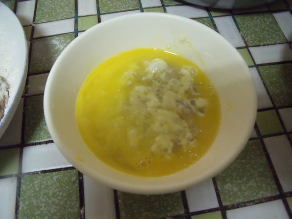 沾上蛋液。