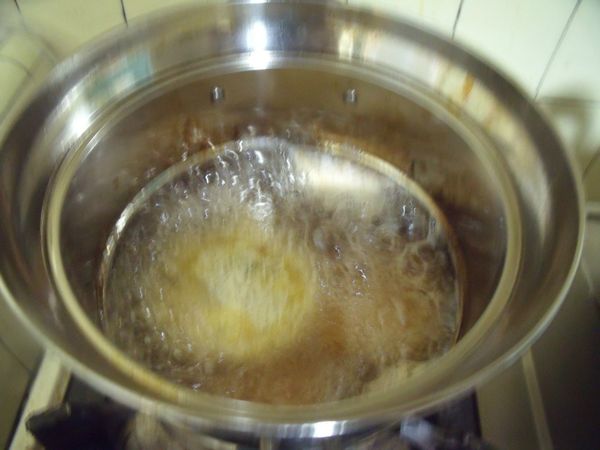 油溫約120度轉小火,放入可樂餅。