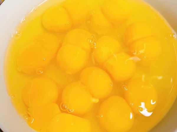 布丁液：
將牛奶+細砂糖＋香草夾加在一起，並放至煮鍋裡邊攪拌開中小火煮至鍋邊冒泡即可關火，蓋上鍋蓋靜置五分鐘。
再將蛋黃、全蛋、煉乳輕輕拌勻，不要拌出氣泡，再將剛剛煮過的牛奶緩慢倒入蛋液裡，邊倒入邊攪拌，直到兩者完全拌勻為止，拌完後應該要有點熱熱的。