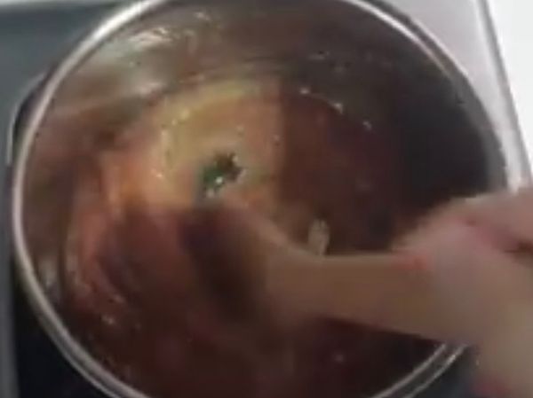 焦糖液：
將水和砂糖放至煮鍋中，開中火煮至琥珀色在深一點點（如果不想吃太苦，可煮至琥珀色即可）
此時關火，將熱水分次加入（在這步驟請小心，熱水加入時會噴濺，一定要分次加入）
加完後馬上到至另一個小鍋子（避免留在原鍋中繼續加熱）
趁焦糖還熱時倒入耐熱布丁杯裡，約6g/杯。