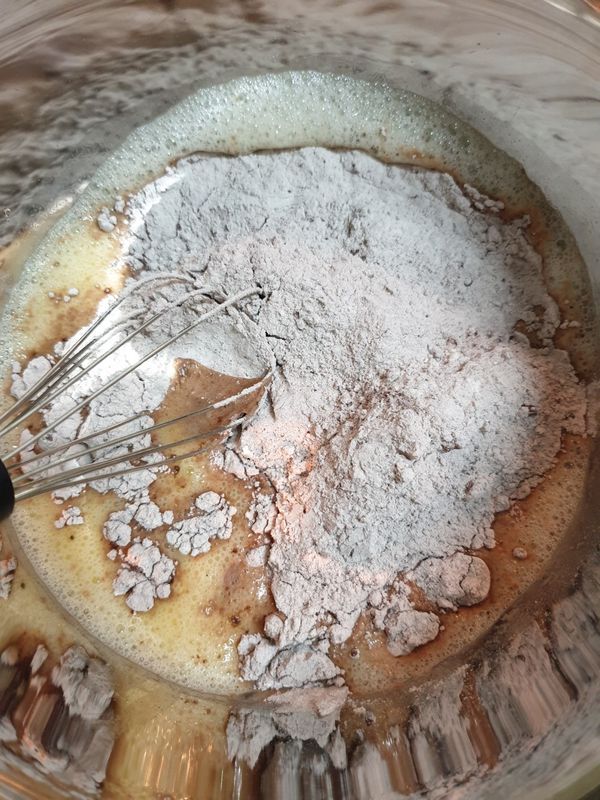 雞蛋與砂糖攪打，加入鮮奶和可可麵粉