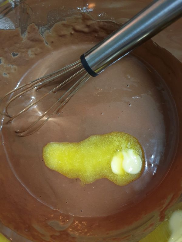 加入融化奶油攪勻，靜置30分鐘