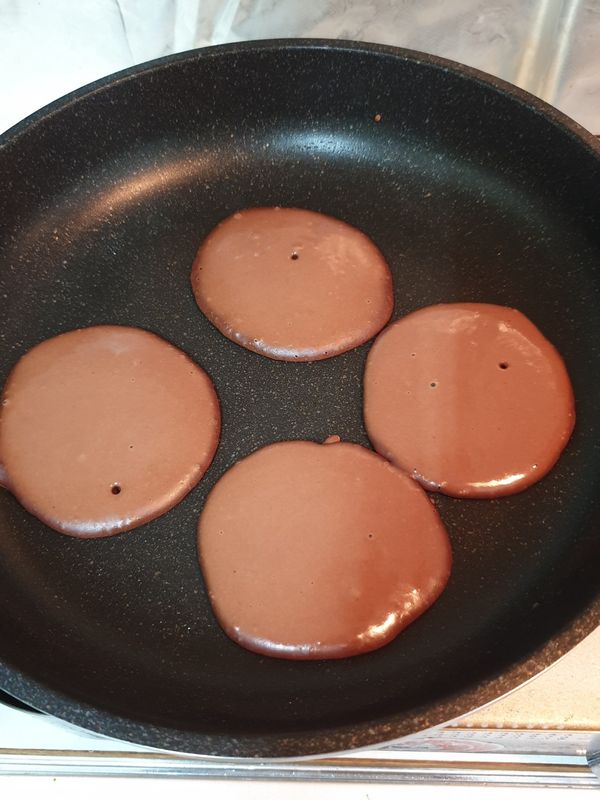 鍋子擦上奶油，鬆餅煎熟