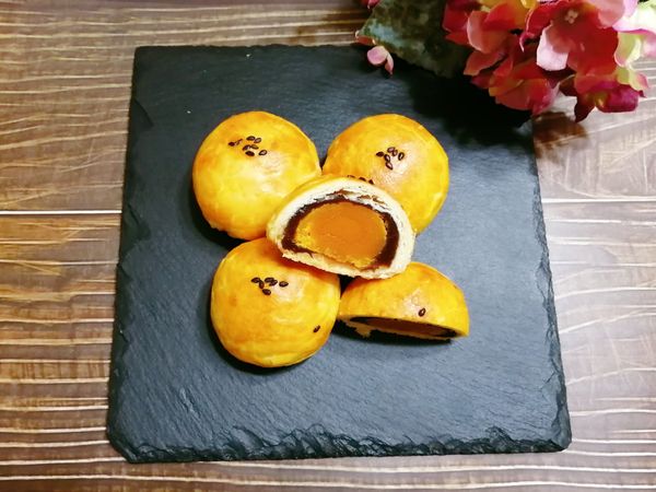 用毛刷刷蛋黃液, 刷三次,並 撒上芝麻再回烤10分鐘，取出待涼即可享用。