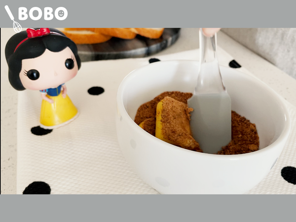 奶油室溫軟化之後再和紅糖混合。