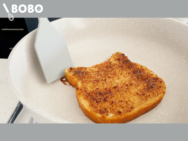 鍋內不用額外放油，小火煎烤。