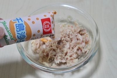 鮪魚罐頭娶出魚肉，擠入自己喜歡的桂冠千島沙拉拌勻，這時(鮪魚沙拉)會呈現漂亮粉紅色。