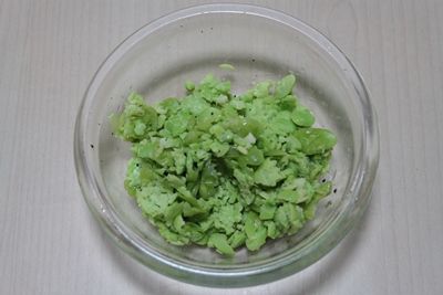 毛豆買來就有鹹香味，放置塑膠袋壓碎放再放置碗裡即為(毛豆泥)。