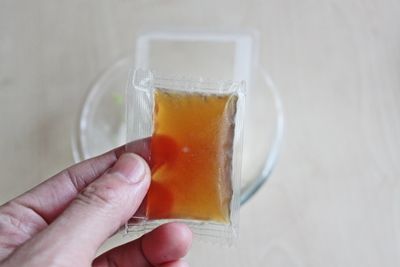 接著把豆腐附贈的昆布調味包淋在四周，無論份量、味道都和三色豆腐非常契合。