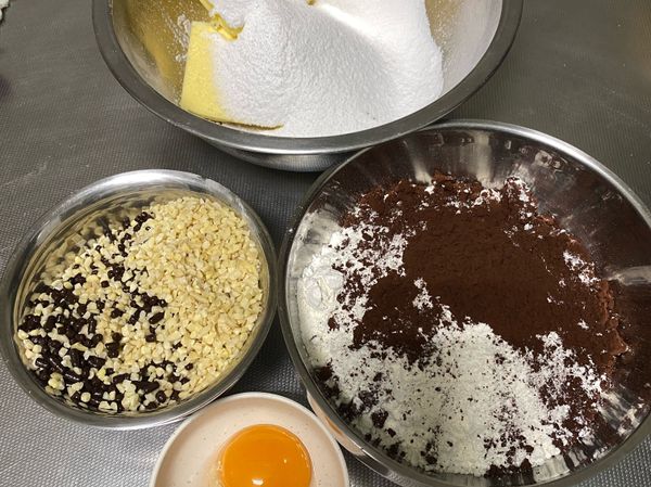 先把所有材料準備好
這時候烤箱可以先預熱180度轉30分鐘
材料準備好差不多剩20分烤焙