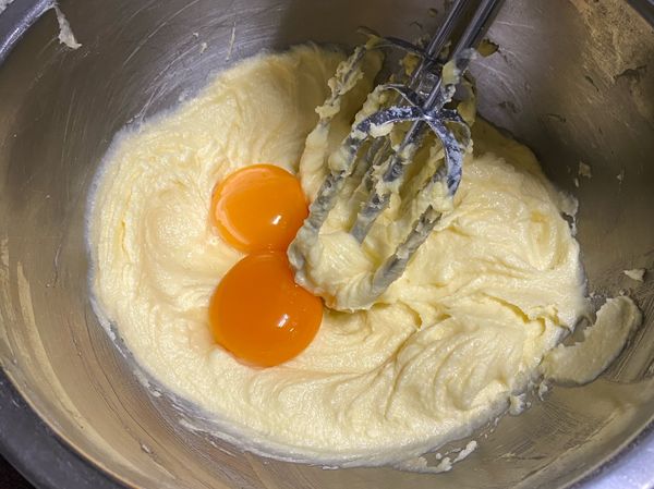 把第一步驟的材料打均勻後加入蛋黃打勻