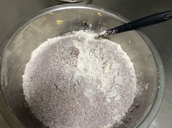 加入粉類拌勻