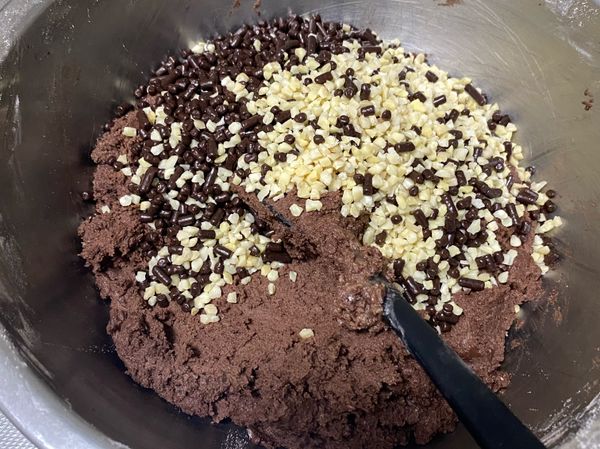 把喜歡的堅果類與巧克力米加進來拌勻至材料都黏在麵糰即可