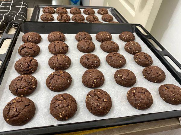 這次成品有35顆，表面微裂是正常的唷
剛出爐時會很酥鬆，一碰就碎
放涼之後就不會了唷