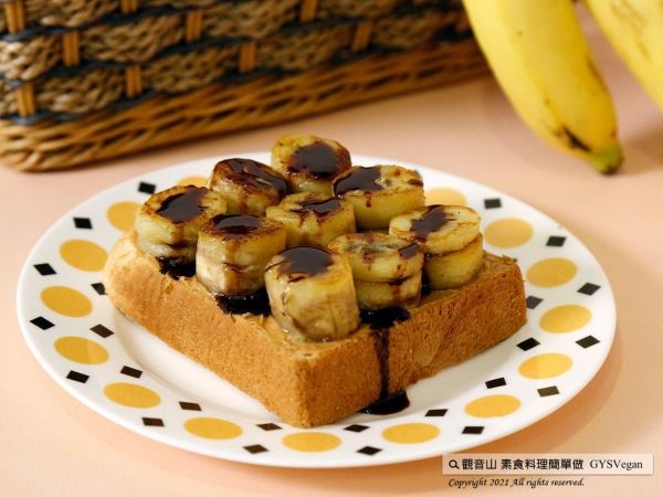 厚片取出後，淋上巧克力醬可享用。​