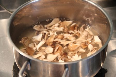 湯鍋加水煮沸，分次放入竹筍丁、毛豆、舞菇燙熟取出瀝乾水份放涼備用。