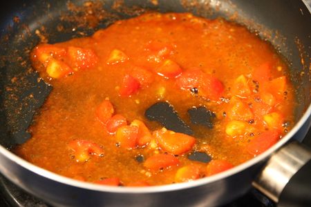 平底鍋開小火，將泰式咖哩醬、高湯放入煮開後，依續加入蕃茄丁、椰糖、魚露，調味後淋上檸檬汁即完成拌醬，放涼備用。