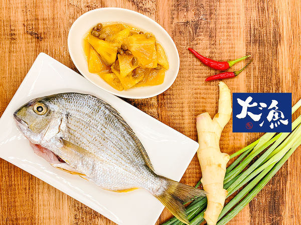 蔥、嫩薑、及辣椒，都是家中常備的食材。
有機會買到小農的鳳梨豆瓣醬，一定要入手一瓶。
蒸魚很好用!  (聽說鳳梨苦瓜雞湯也適合喔)