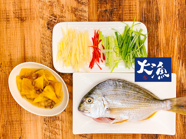 蔥、嫩薑、及辣椒切絲。
通常會把蔥白及蔥綠分開。
澎湖野生班頭魚，在煮之前先連同真空袋一起泡水退冰。