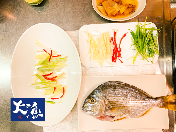 喜歡將薑絲及蔥白墊底。
記得班頭魚兩側劃上幾刀。