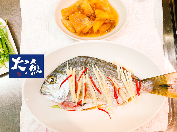 班頭魚身上也鋪上一些薑絲、辣椒。