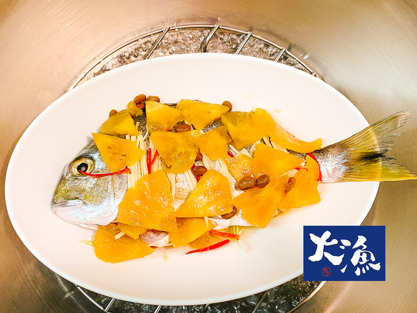 大火水滾，就可以把班頭魚放到鍋裏蒸了。
(有蓋鍋蓋的喔~)