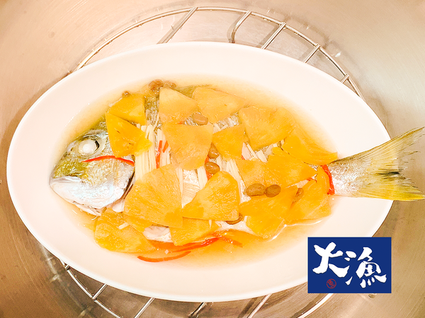 班頭魚放到鍋裏後…
蒸七分鐘。關火。再悶三分鐘。