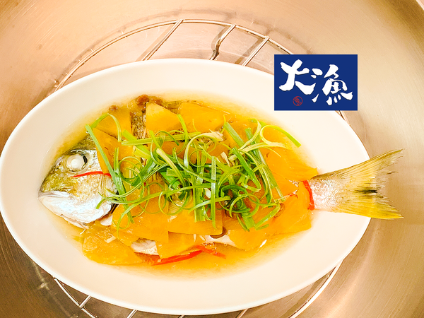 開鍋後，放上蔥綠，淋上一些熱油。就可以上桌了!