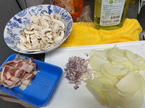 蘑菇切片、培根切斷、洋蔥切絲、紅蔥頭切末備用