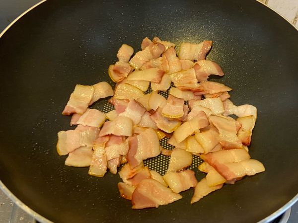 熱鍋，先下培根（不用加油）