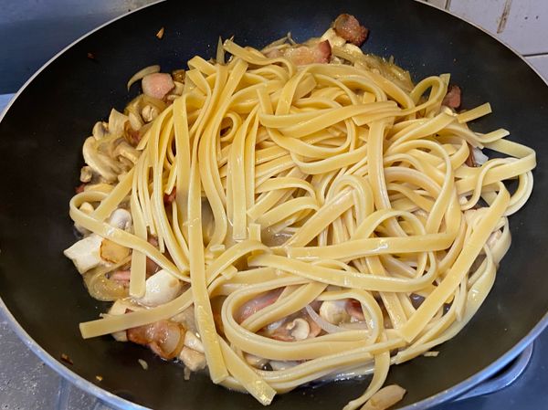 蘑菇出水熟後加入雞高湯，再加入麵條煮一下，讓麵條可以入味