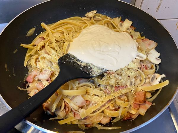 灑上起司粉、百里香、黑胡椒、白醬，稍微拌炒