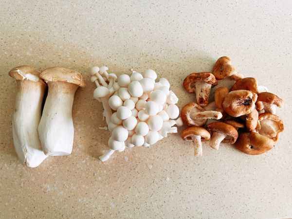 三種菇菇，冰箱有什麼菇都可以