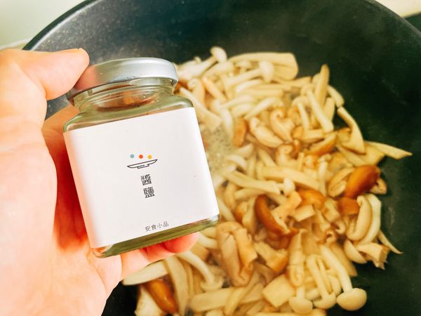 菇菇會自發性大量出水，這時候加入醬鹽調味